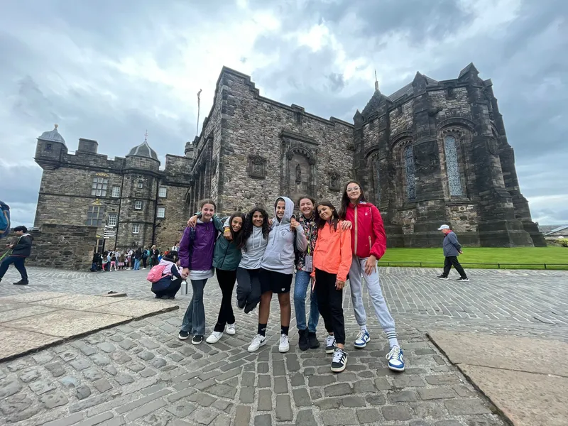 Grupo de estudiantes delante de un edificio histórico de piedra en Edinburgh