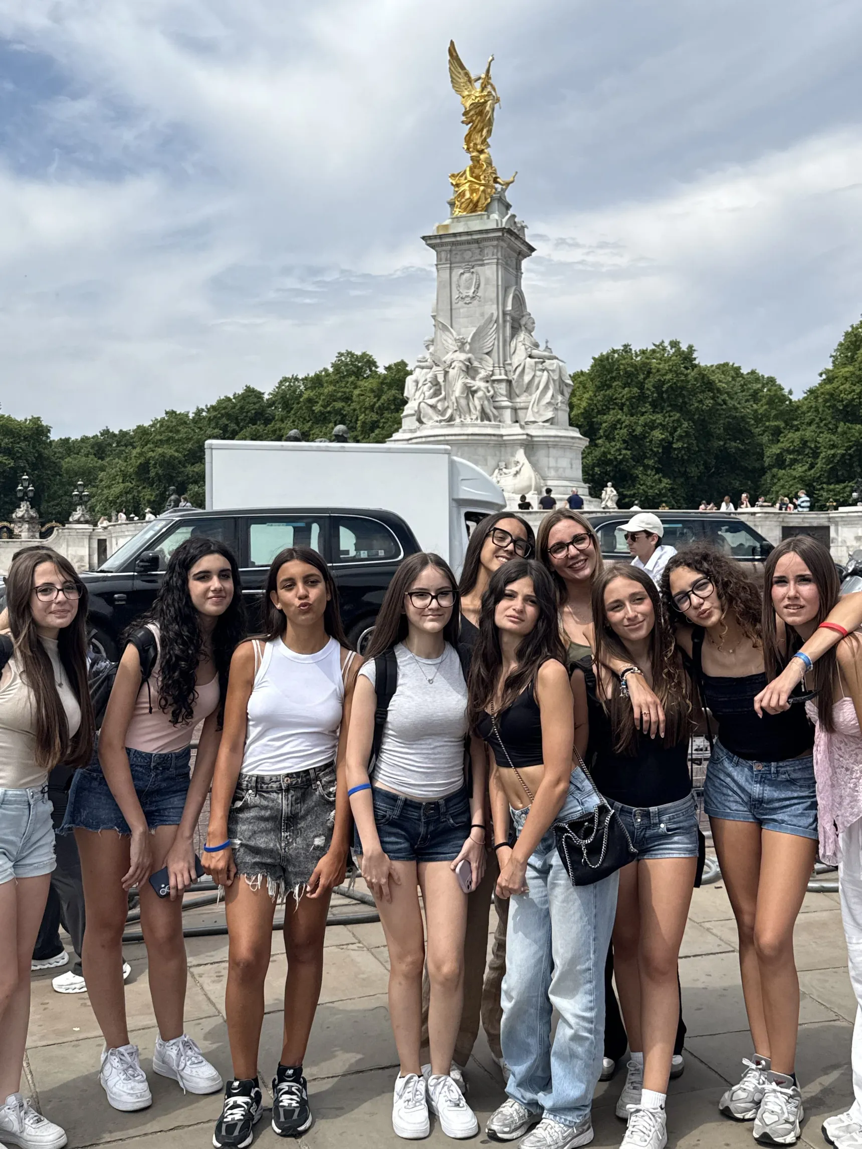 Students in front of the Victoria Memorial in London