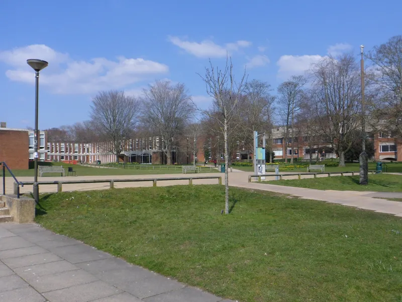 Césped, caminos y edificios del campus de Falmer de la University of Sussex, abril de 2013