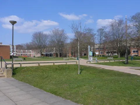 University of Sussex’in Falmer kampüsündeki çimenlik alan, yollar ve binalar, Nisan 2013