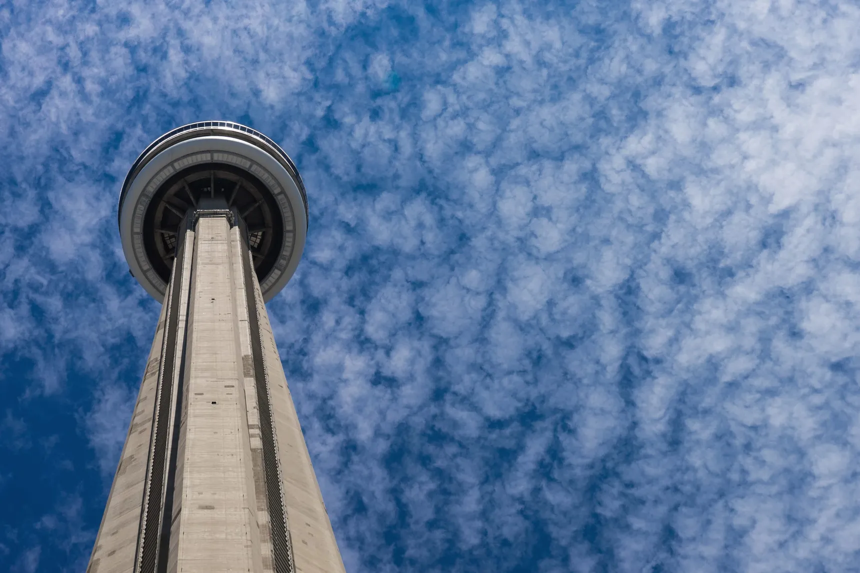 A CN Tower vista de baixo