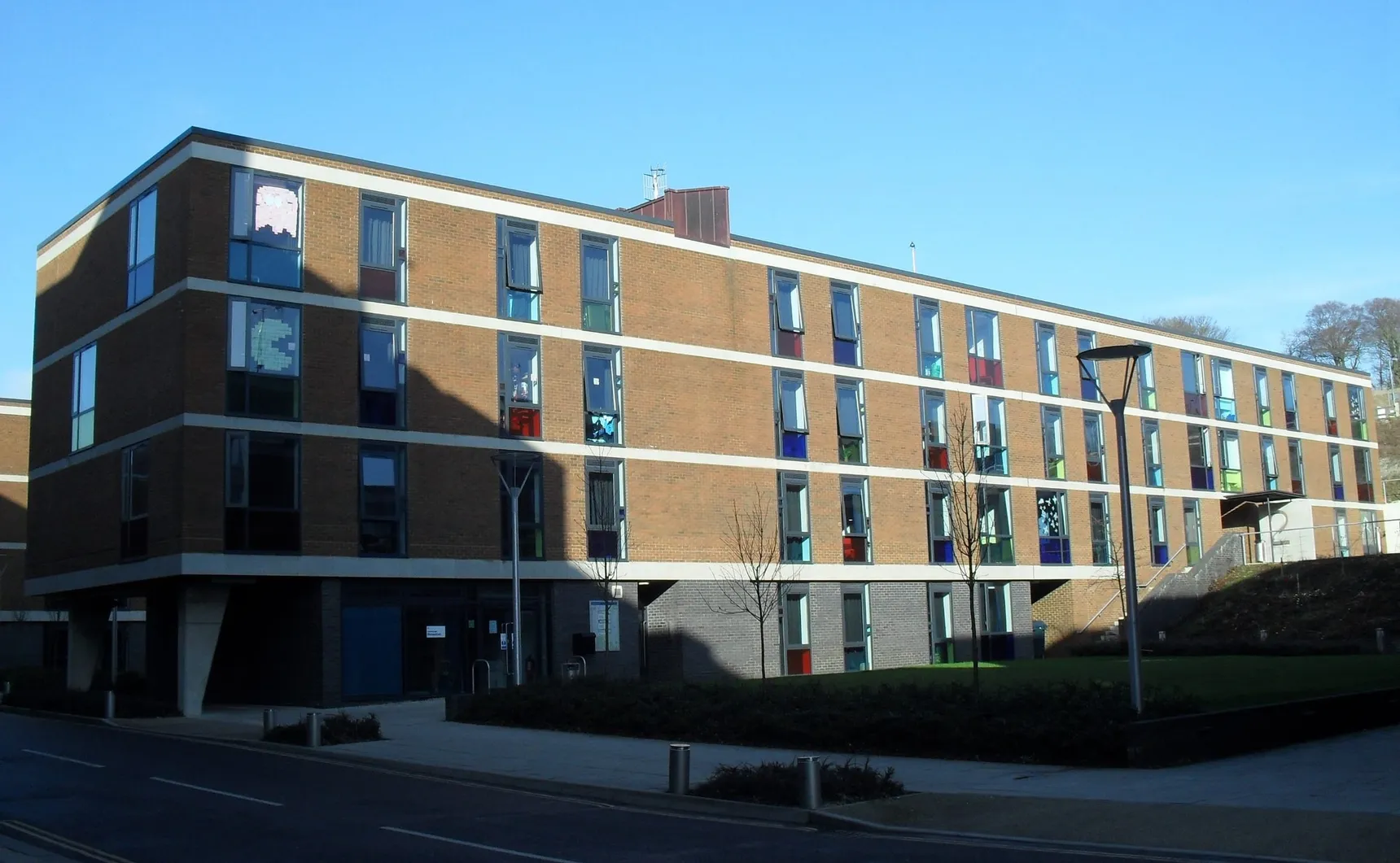 Exterior de un edificio de la University of Sussex, febrero de 2010