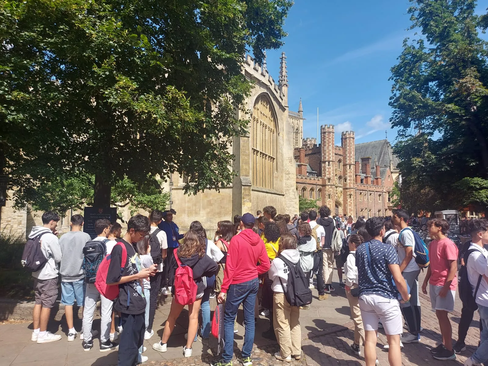 Grupo de alunos durante uma visita de estudo a Cambridge