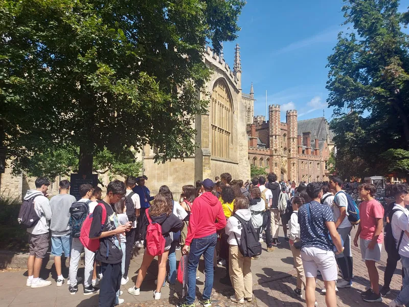 Grupo de estudiantes durante una visita educativa a Cambridge