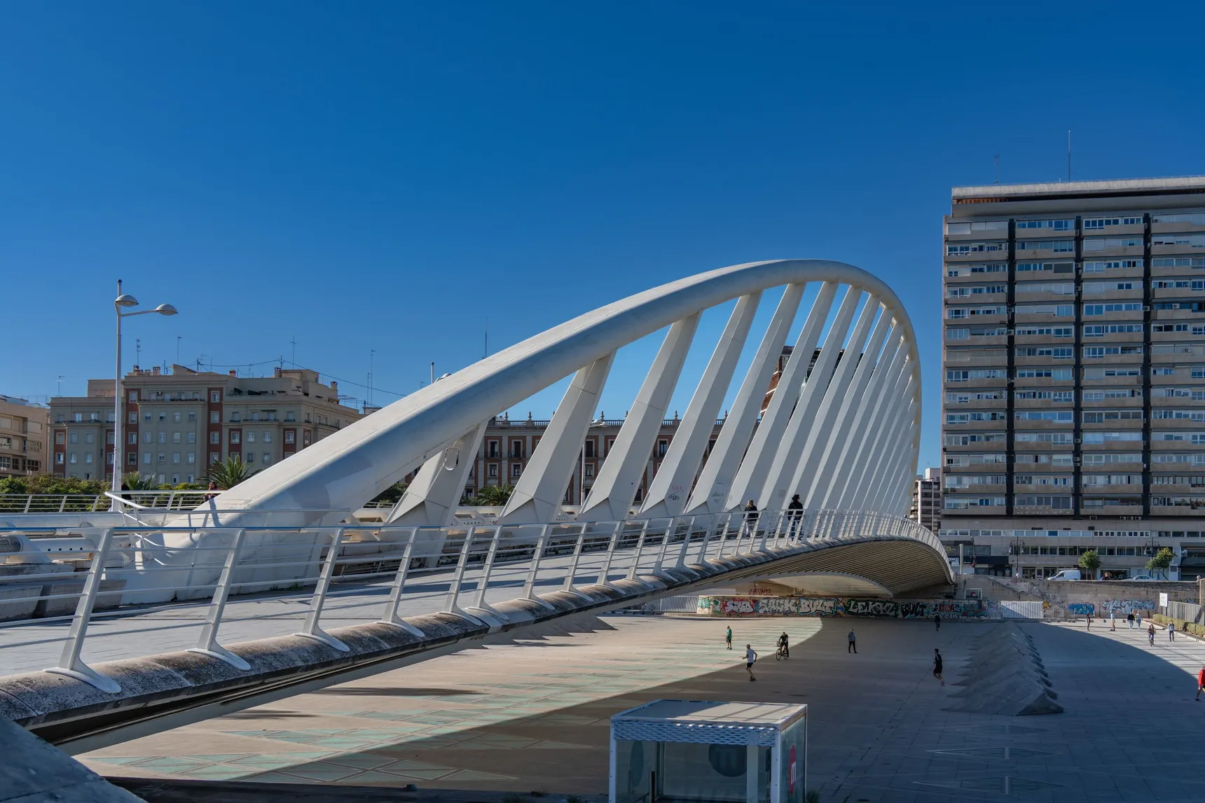The Pont de l'Exposició, over the old bed of the Turia
