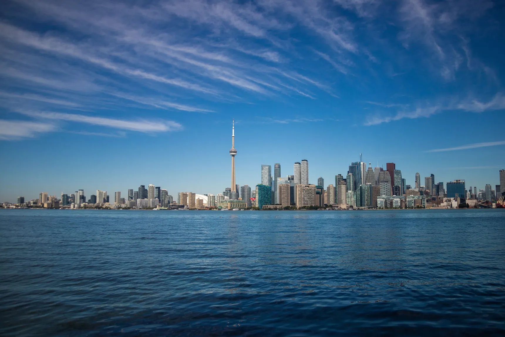 O skyline de Toronto com a CN Tower, visto do lago